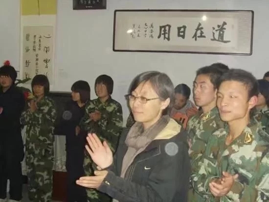 河南女校長李路靜用自己的肩膀為無數(shù)輟學(xué)孩子撐起一片天