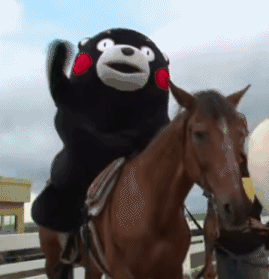 家長(zhǎng)騎著“寶馬”接孩子放學(xué)，為了孩子也是拼了