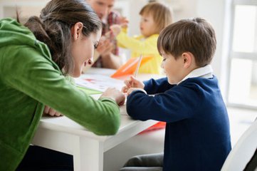 爸爸陪孩子寫作業(yè)將孩子臉咬傷?。。寢屧儐栆蛞呙鐔?？