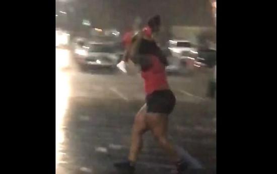 大雨天女子高舉小孩當(dāng)傘擋雨 網(wǎng)友:真把孩子當(dāng)雨傘啦！