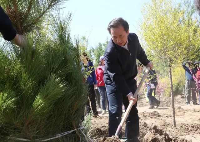 我省教育系統(tǒng)舉行“我為增綠減霾植棵樹”義務植樹活動