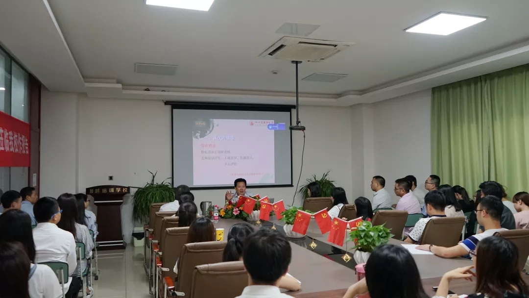 簡陽中學(xué)校長來了|課堂改革：有進(jìn)步的孩子就是最棒的孩子！