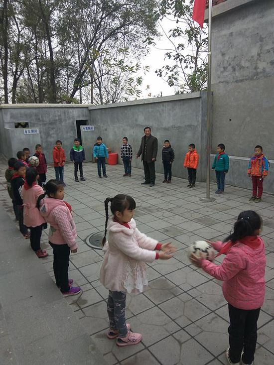 夫妻教師撐起一座村?。簣允?4年教出數(shù)百大學生