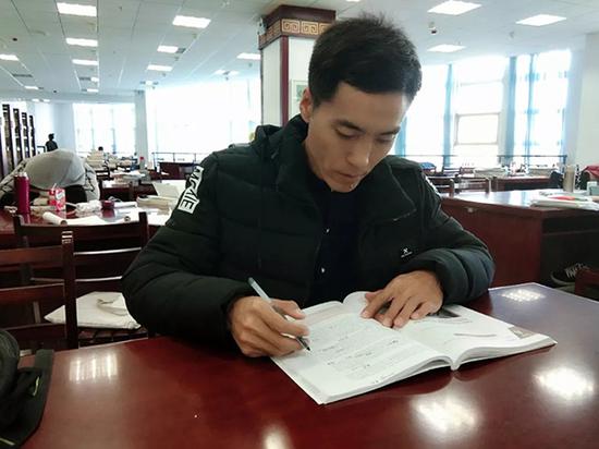 內(nèi)蒙古“勵志哥” 40歲考上大學：希望三年畢業(yè)
