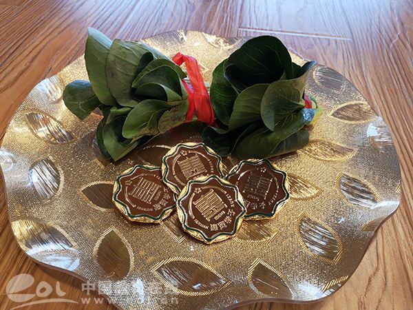杭州一中學優(yōu)秀學生上臺領(lǐng)獎：獎勵一捆青菜