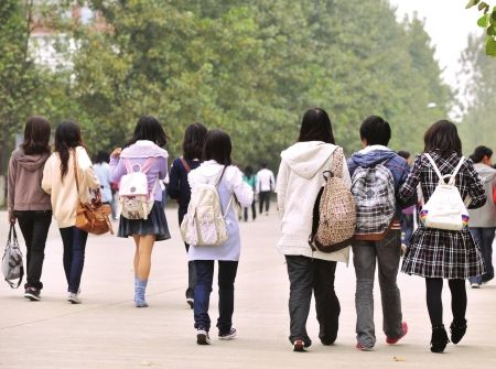大學要求學生背書包上課，端正學習態(tài)度！