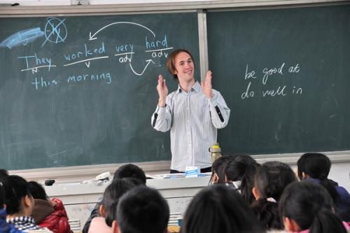 外教市場(chǎng)雷聲滾滾，行業(yè)正規(guī)化需社會(huì)輿論和監(jiān)督