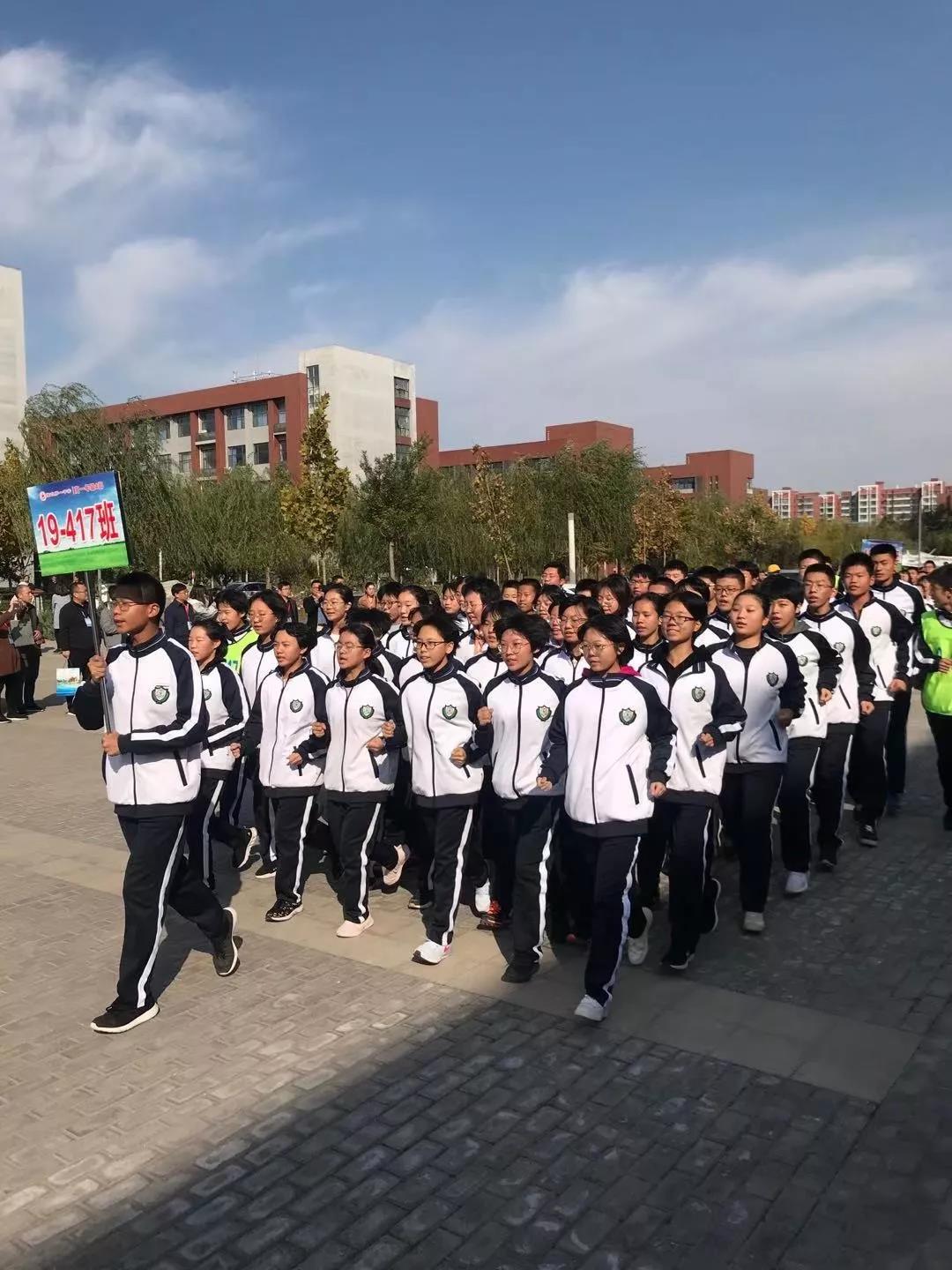 衡水中學(xué)收費(fèi)18720元/年, 復(fù)讀生25000元每年! 家長: 能進(jìn)就行! 書山題海, 奮斗值得