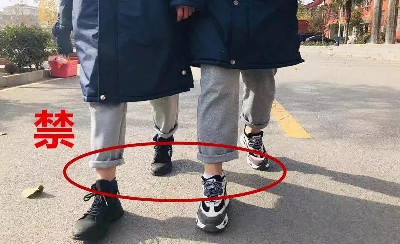 一學校嚴查“露腳踝”現象！這個危害健康的壞習慣，快讓孩子遠離！