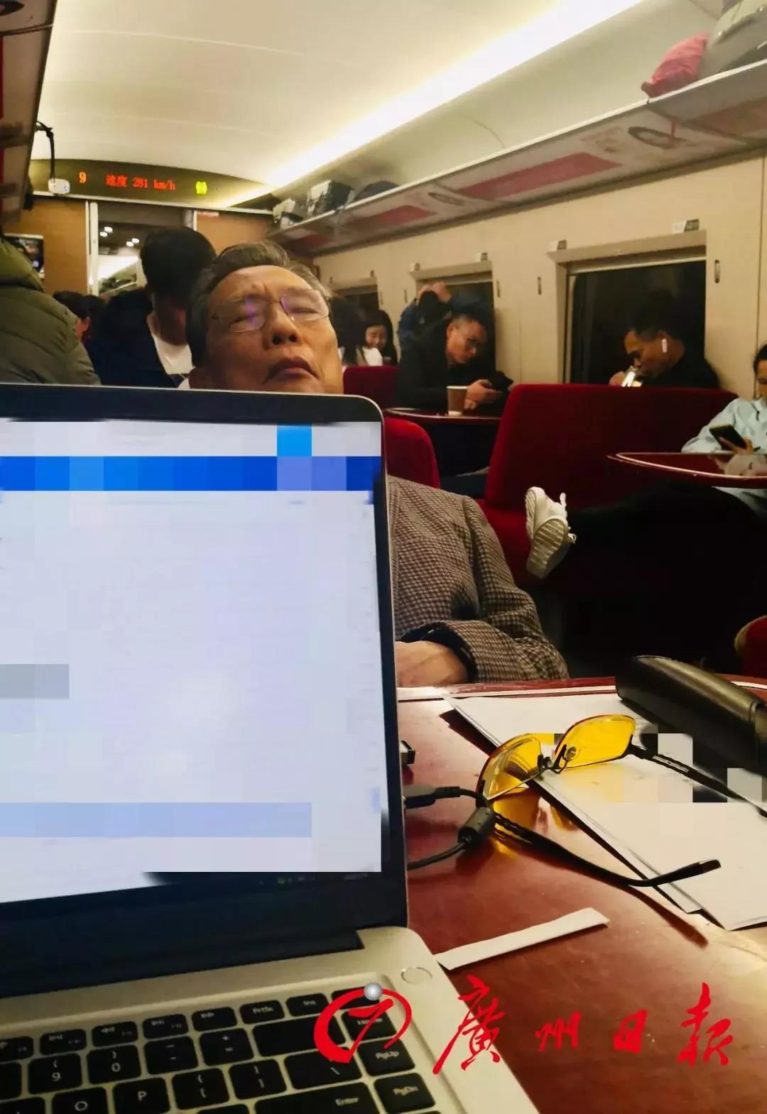 這10組刷屏照片看哭無(wú)數(shù)人！告訴孩子：如果有英雄，他們都是！