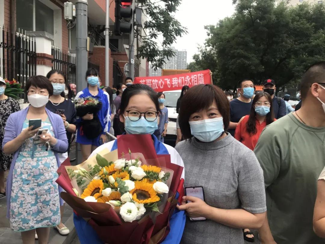 最貼心的高三考生家長(zhǎng)：孩子考好了我抱抱她，考不好我緊緊抱抱她