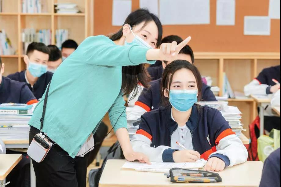 高考后學(xué)生為什么要扔書(shū)？如果不是因?yàn)橐锌?、高考，還會(huì)有多少學(xué)生愿意坐在教室里，安心聽(tīng)老師講課？聽(tīng)川師大李松林教授講答案