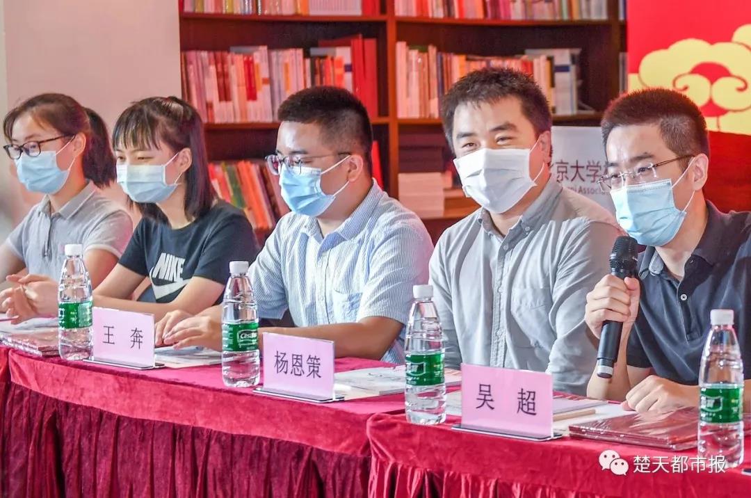 北大首批錄取通知書(shū)送往武漢，送信人的身份很特別 | 特別關(guān)注
