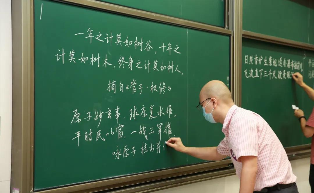 不舍得擦的板書又上新了！這些高顏值板書你最喜歡哪個(gè)？ ｜特別關(guān)注