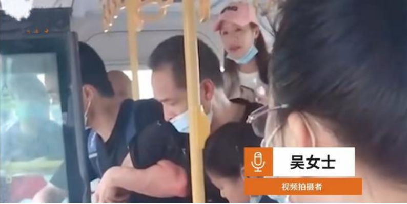 湖北一警校學(xué)生公交車上揪住小偷不放，他不怕對方出聲威脅
